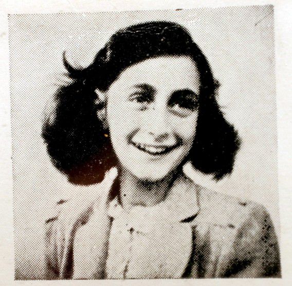 Een originele foto van Anne Frank in een veilinghuis in Birtley, Groot-Brittannië in 2007.