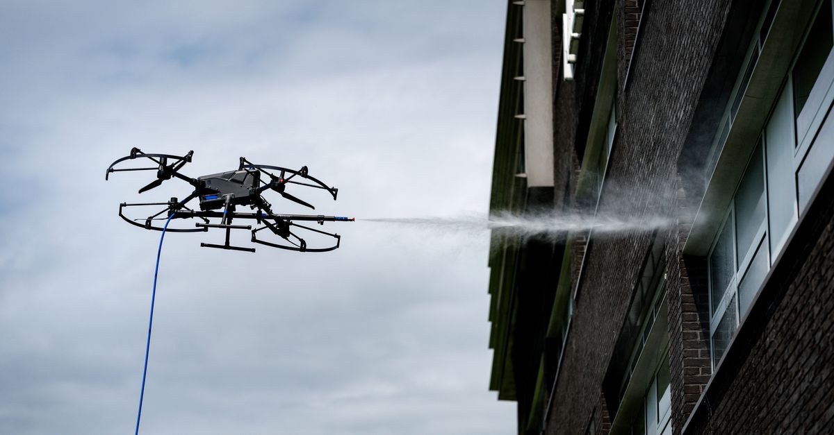 Geen hoogwerker, maar een drone voor deze glazenwassers. ‘Net de PlayStation’