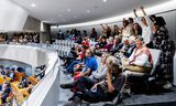 Leden van Extinction  Rebellion juichen als de motie over het afschaffen van fossiele subsidies wordt aangenomen. 