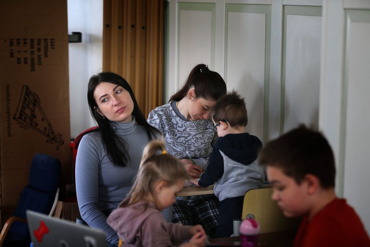Oekraïense vluchtelingen worden opgevangen in een dorpshuis in Friesland.