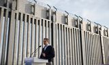 De Griekse premier Kyriakos Mitsotakis bij de grensmuur in de buurt van het plaatsje Orestiada. Hij beloofde de muur verder uit te breiden. 