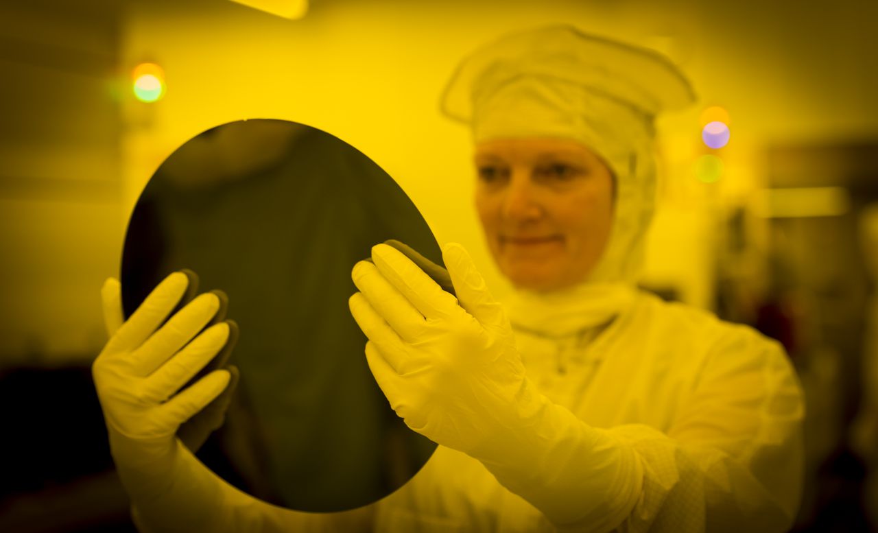 Een werknemer in de stofvrije ruimte, de zogenaamde cleanroom, waar de chips worden gemaakt van chipmachinefabrikant ASML.