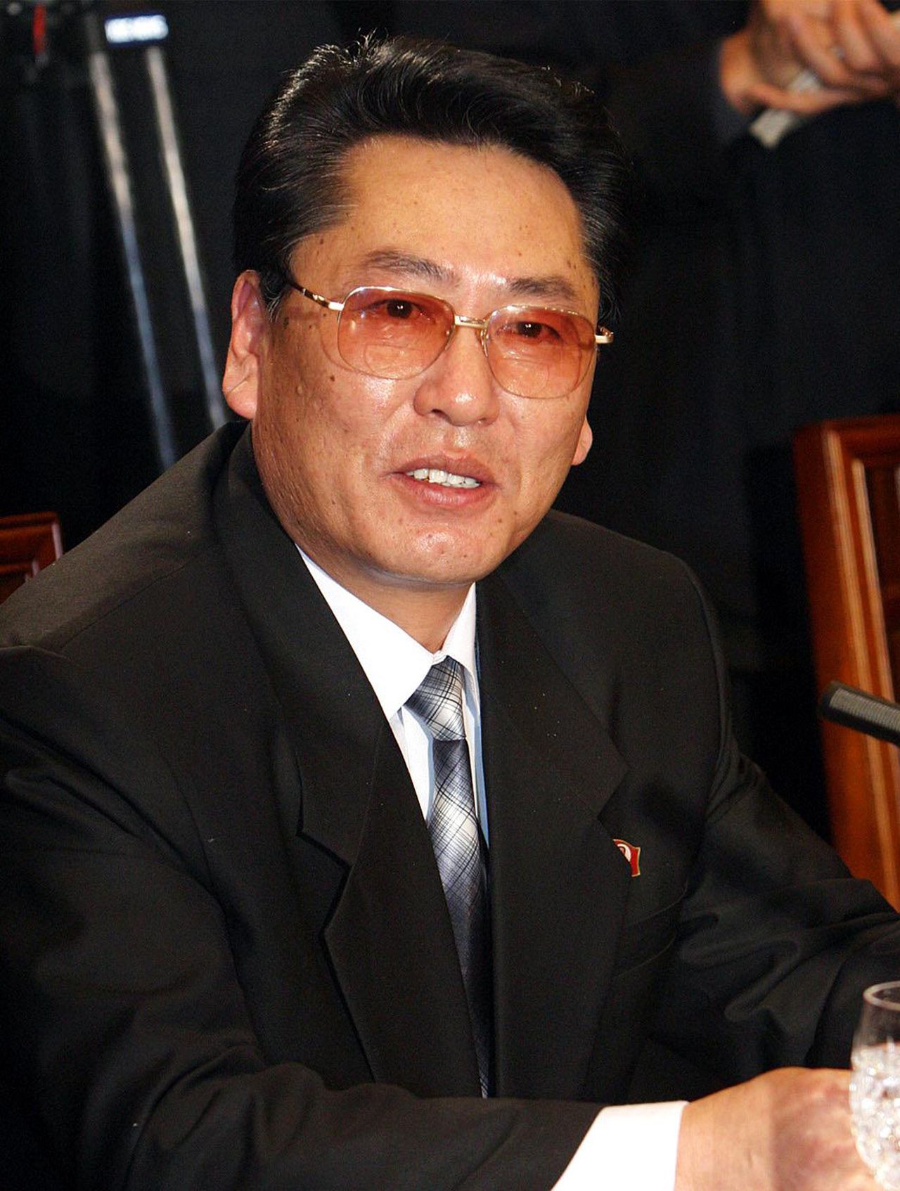 Dit is een foto uit 2004 van Choe Yong-gon, die zou zijn geëxecuteerd.