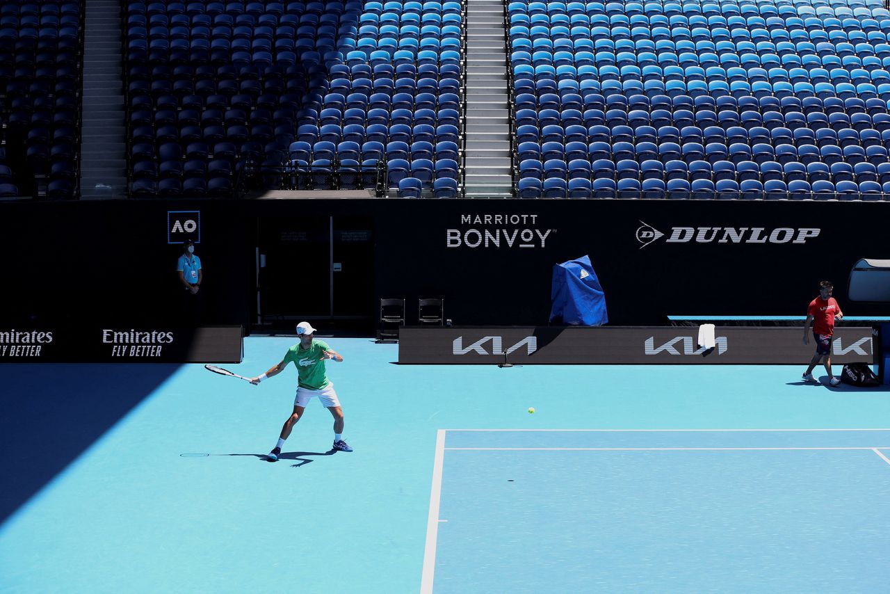 Novak Djokovic traint in Australië, in afwachting van nieuws over zijn visum.