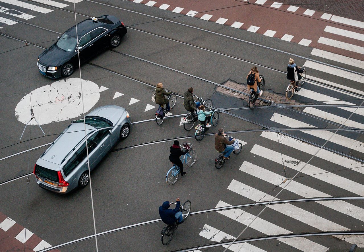 De Amsterdamse Marnixstraat, kruising Elandsgracht, van bovenaf. Het aantal fietsongevallen in Nederland stijgt.
