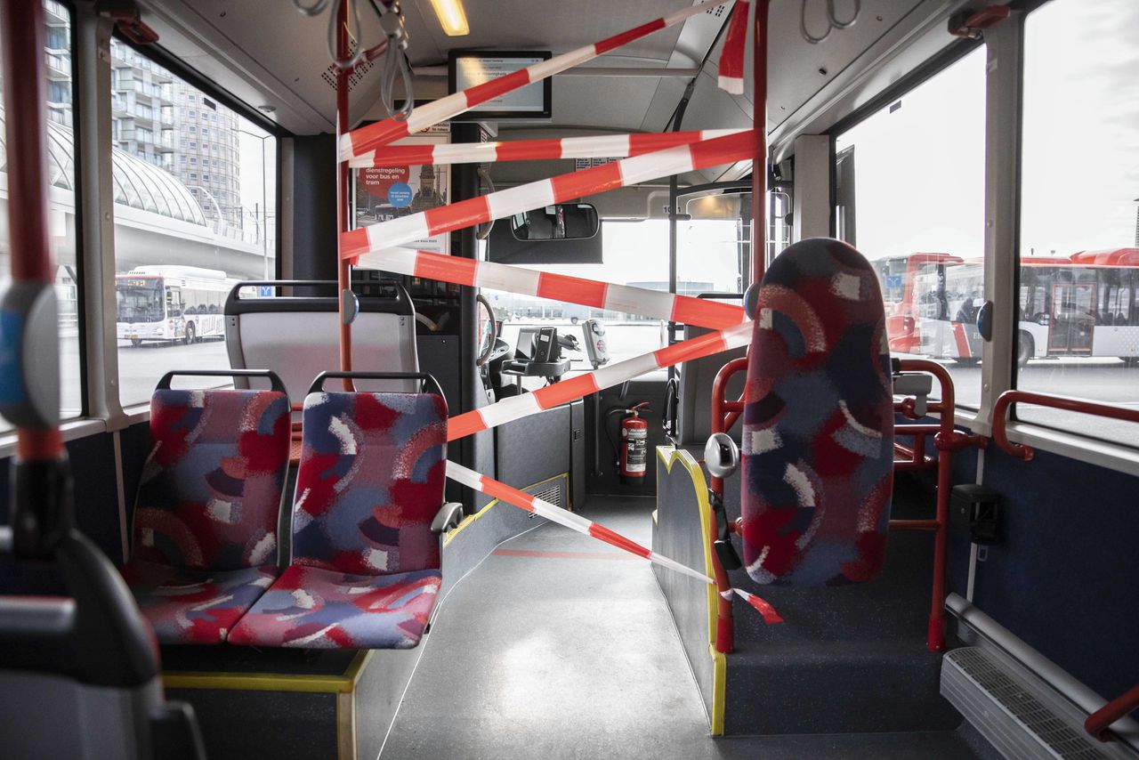 In bussen, zoals hier in Den Haag, worden maatregelen genomen om chauffeurs zo veel mogelijk te beschermen tegen het coronavirus. Foto Laurens van Putten/ANP