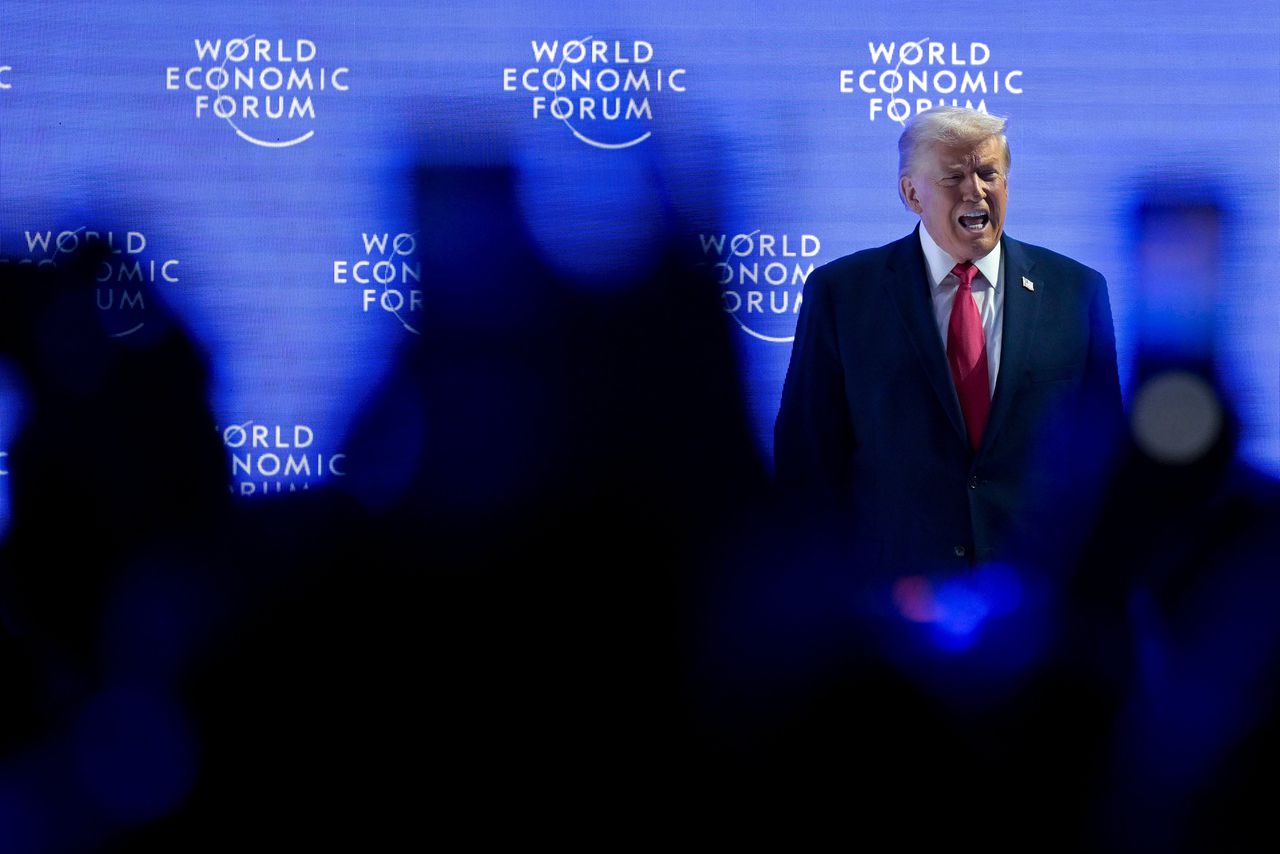 Bijna muisstil is de zaal terwijl Trump in Davos Europese leiders schoffeert. Hij krijgt een lauw beleefdheidsapplaus