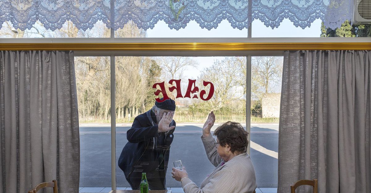 Eenzaamheid bestaat niet, in het Belgisch volkscafé - NRC