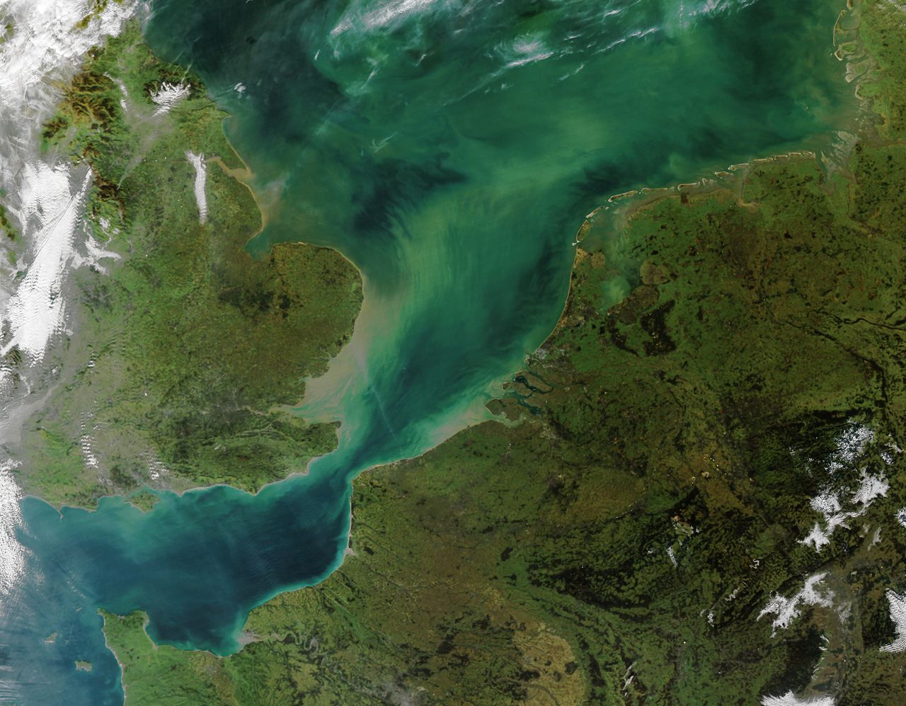 Sediment in de Noordzee en Het Kanaal. Dit komt via rivieren in zee of wordt bij storm losgewoeld van de bodem.