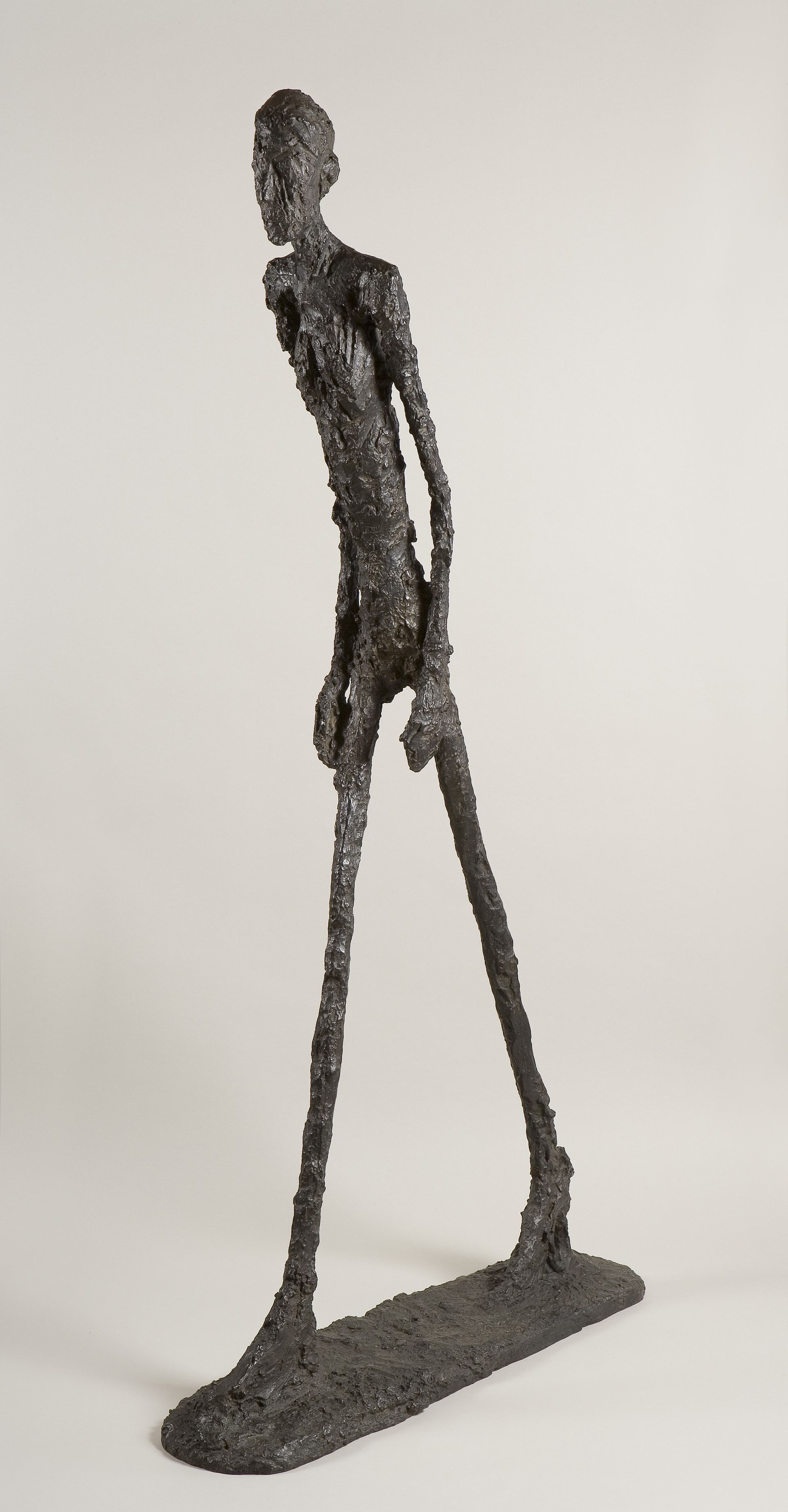 L homme qui. Шагающий человек Альберто Джакометти. Скульптура шагающий человек Альберто Джакометти. Альберто Джакометти шагающий человек 1960. Альберто Джакометти нос скульптура.