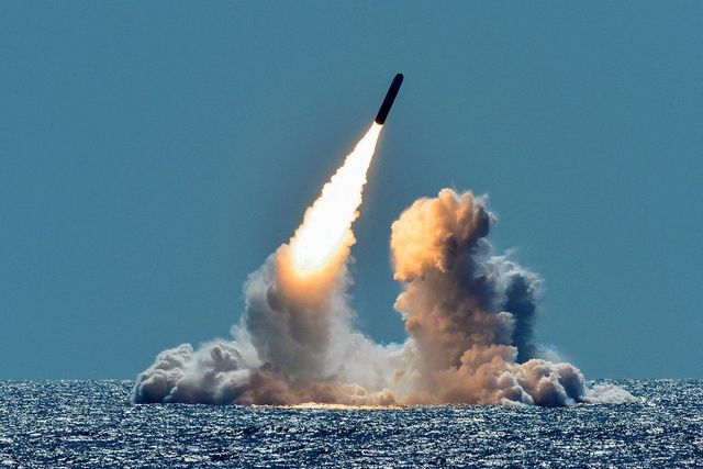 Een test met de lancering van een Trident II D5 raket van de Amerikaanse marine voor de kust van Californië in 2018. De Trident kan worden uitgerust met kernkoppen. 
