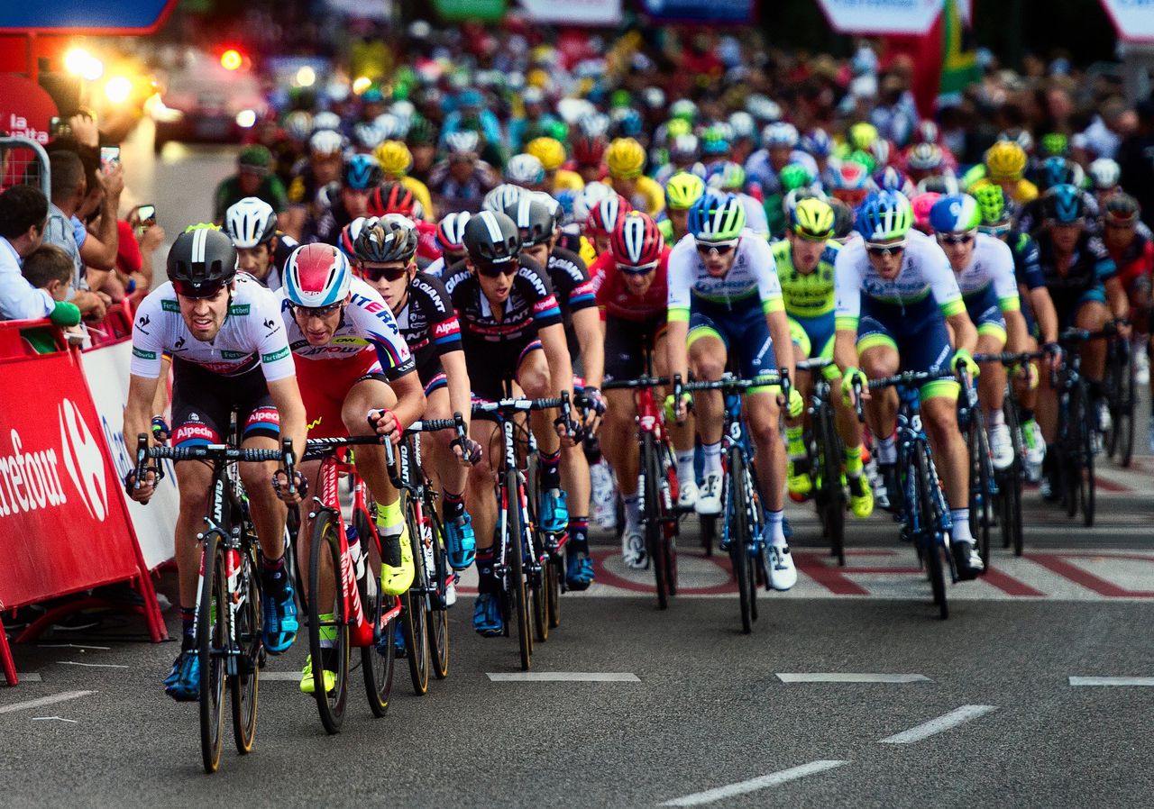 Tom Dumoulin rijdt aan kop van het peloton tijdens de laatste etappe van de Vuelta in 2015.