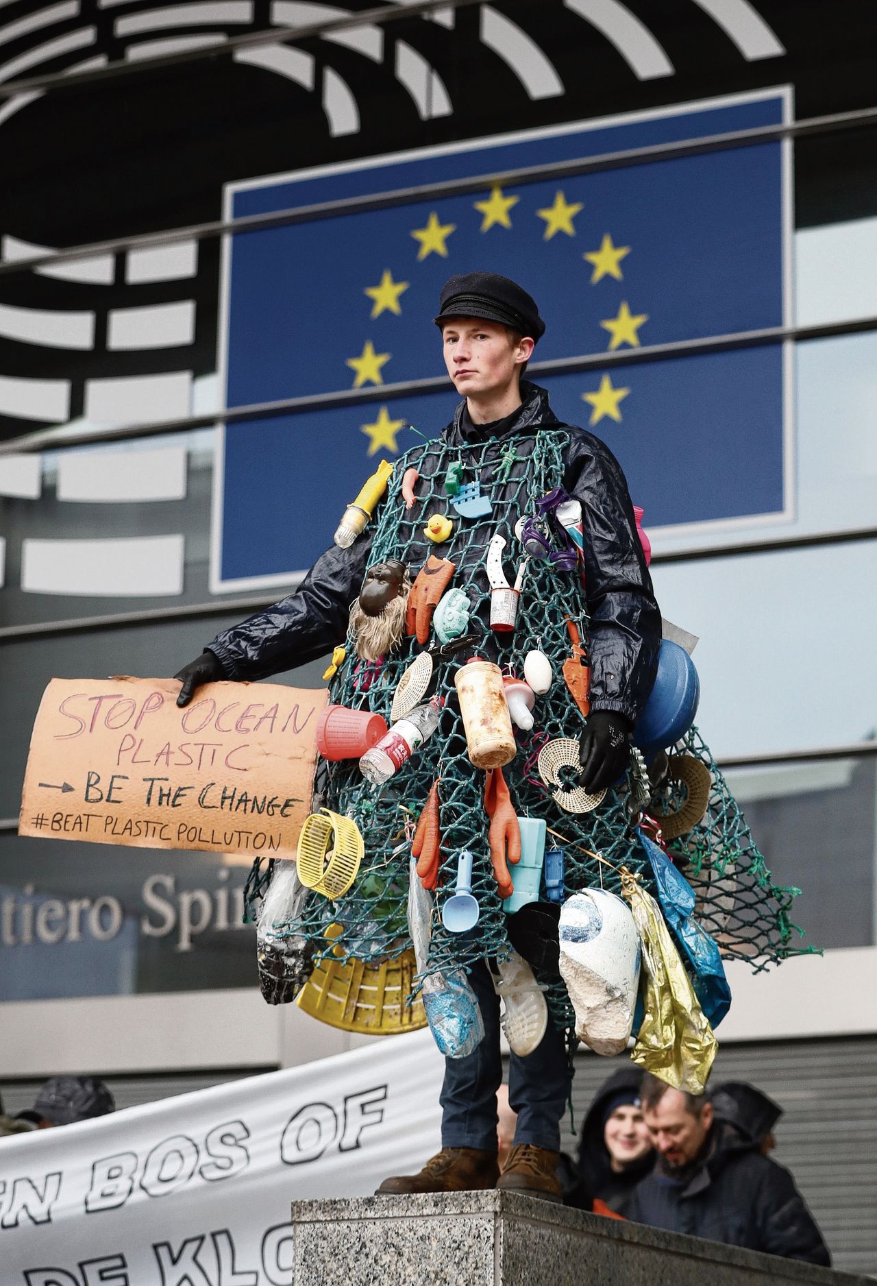 Aäron Fabrice, deelnemer aan de klimaatbetoging, zondag in Brussel vraagt aandacht voor de plasticsoep in de oceanen.