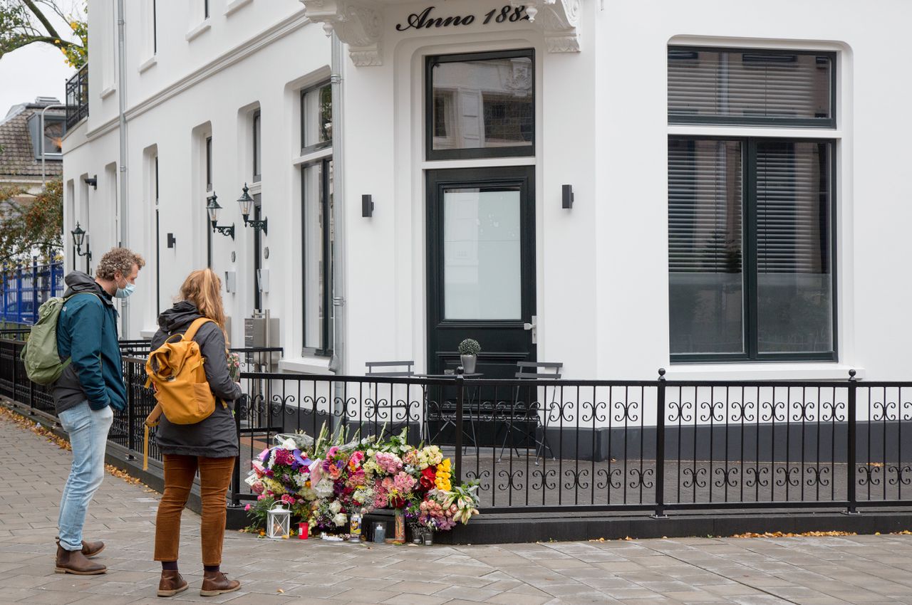 Op de plek waar de mishandeling plaatsvond, liggen bloemen ter nagedachtenis aan het slachtoffer.