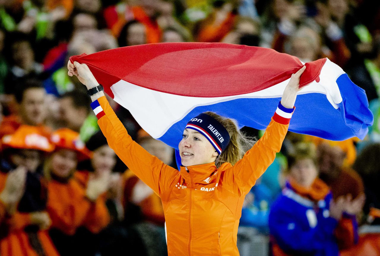 Esmee Visser reed een ereronde in Thialf, na de snelle overwinning op de 3.000 meter bij de EK afstanden.