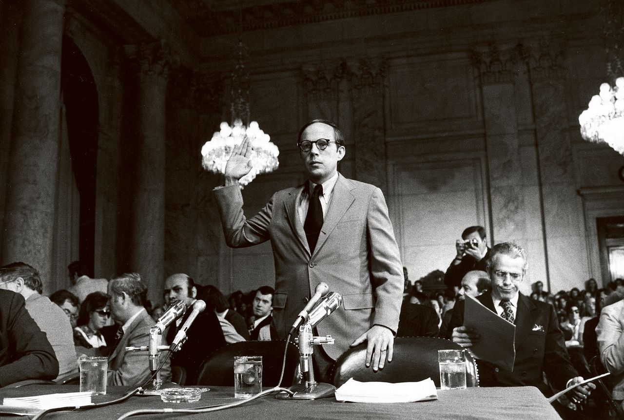 John Dean, in 1973 wanneer hij de eed aflegt voor de Watergate-commissie.