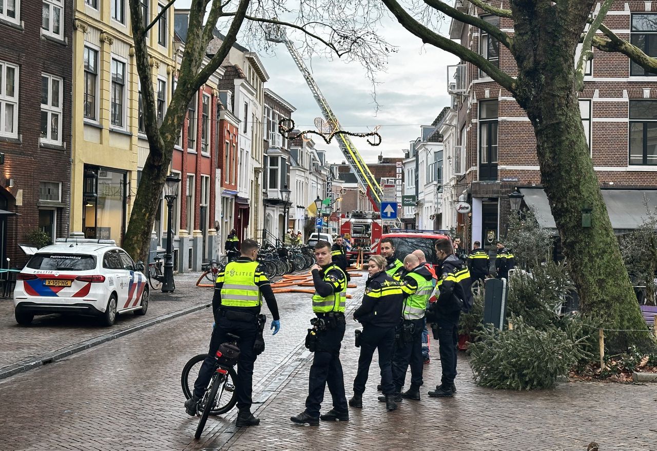 Grote brand na explosie in centrum van Utrecht, calamiteitenhospitaal UMC geopend voor mogelijke gewonden