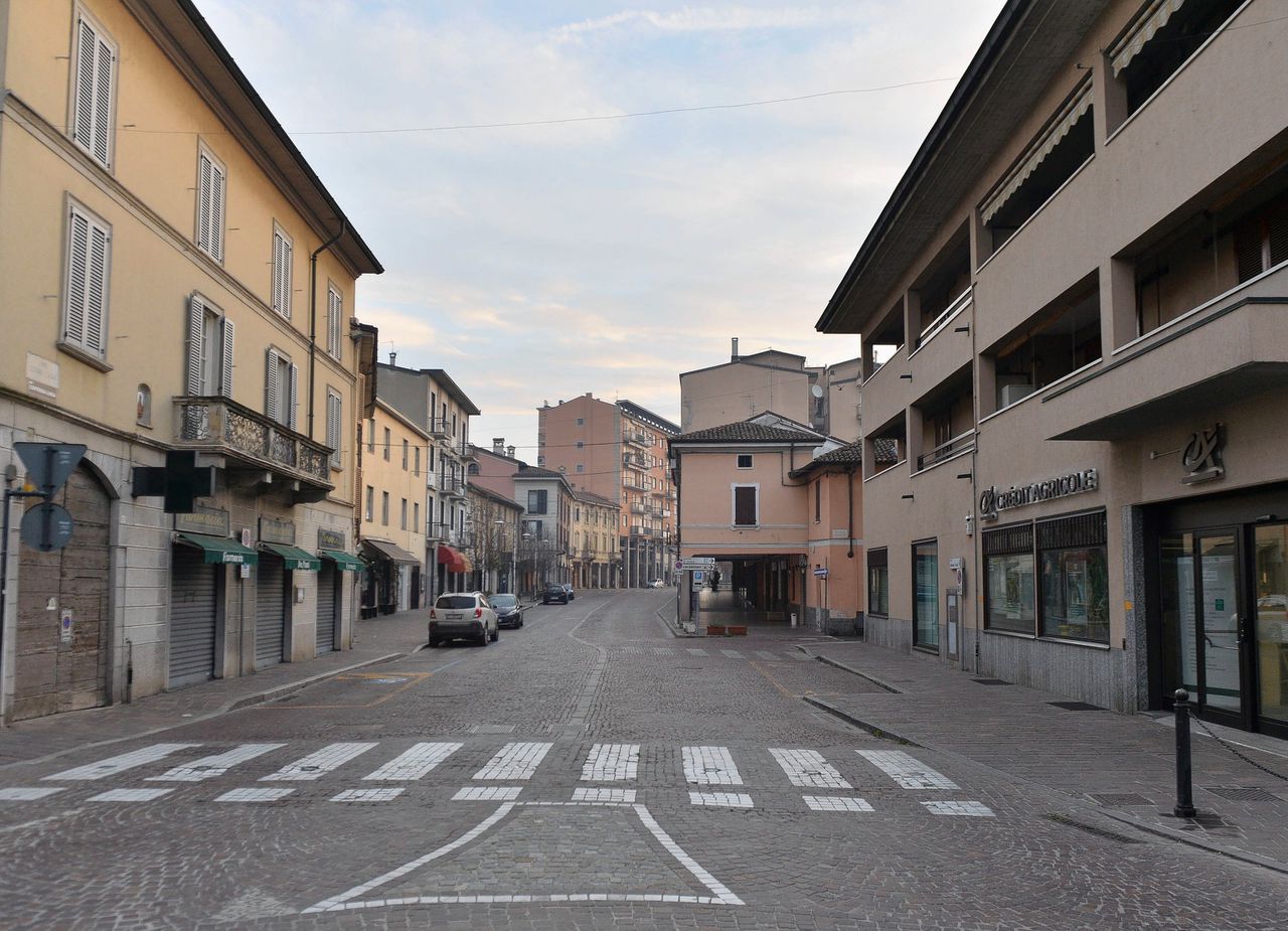 Een straat in Casalpusterlengo dit weekend. Het stadje is afgesloten van de buitenwereld vanwege de uitbraak van Covid-19 in Noord-Italië. De inwoners is geadviseerd binnen te blijven.