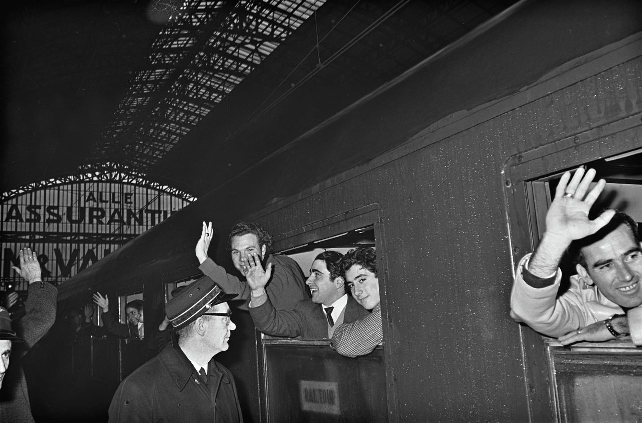 Spaanse gastarbeiders op Centraal Station Amsterdam in 1965
