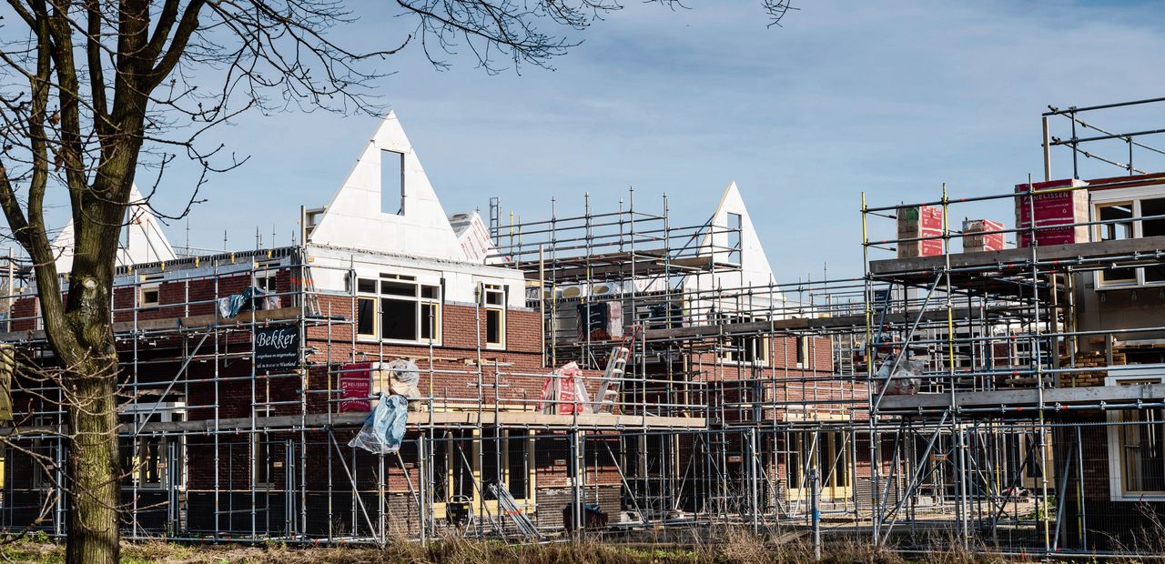 Er wordt in Nederland veel minder gebouwd dan gepland. Zo halen de woningcorporaties bij lange na niet de 34.000 nieuwbouwhuizen die zij dit jaar wilden bouwen. Dat worden er maar zo'n 13.000 stuks.