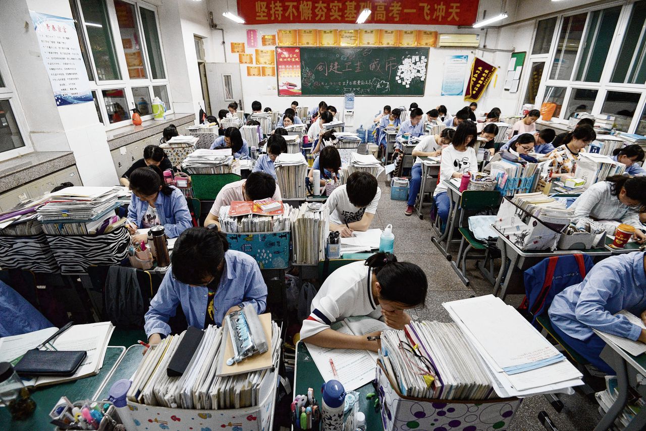 Chinese scholieren (in 2018) bereiden zich ’s avonds voor op het loodzware landelijke toelatingsexamen voor de universiteit, de ‘Gaokao’ genaamd.