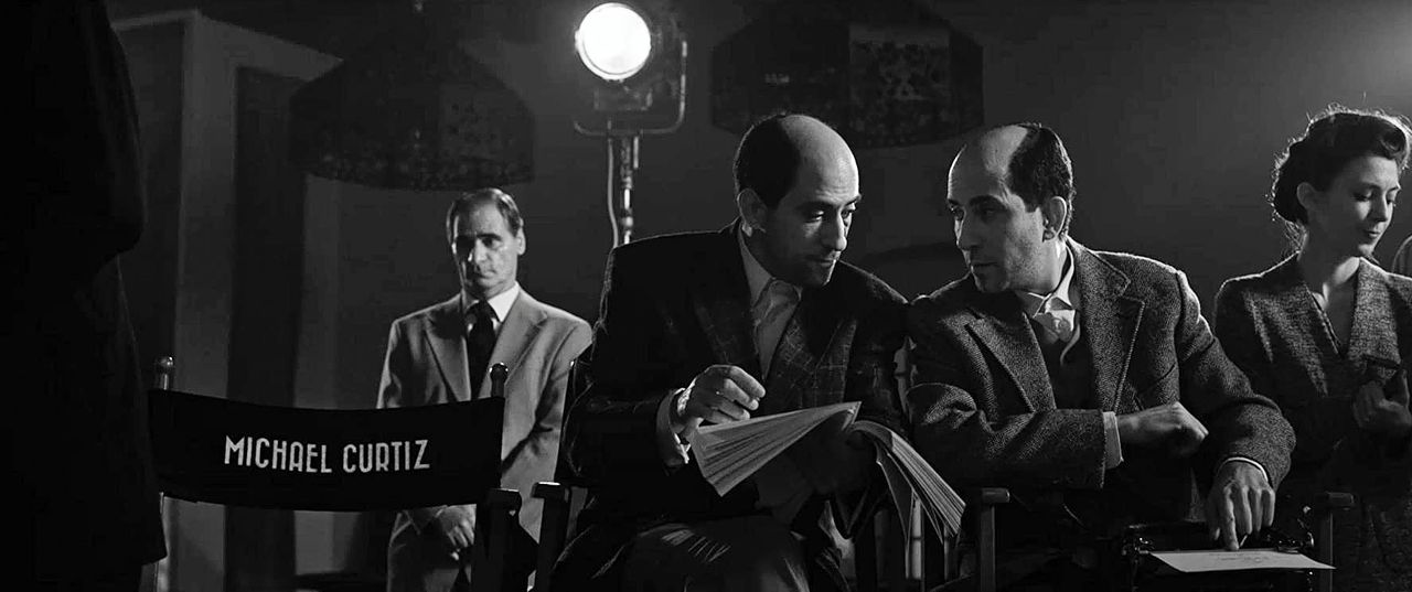 Het in fraai zwart-wit gefilmde ‘Curtiz’ volgt regisseur Michael Curtiz ten tijde van de tumultueuze draaiperiode van klassieker Casablanca.