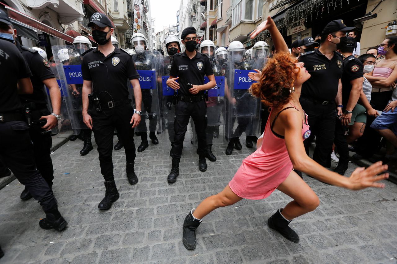 Traangas en arrestaties bij vooraf verboden Pride-optocht in Istanbul 