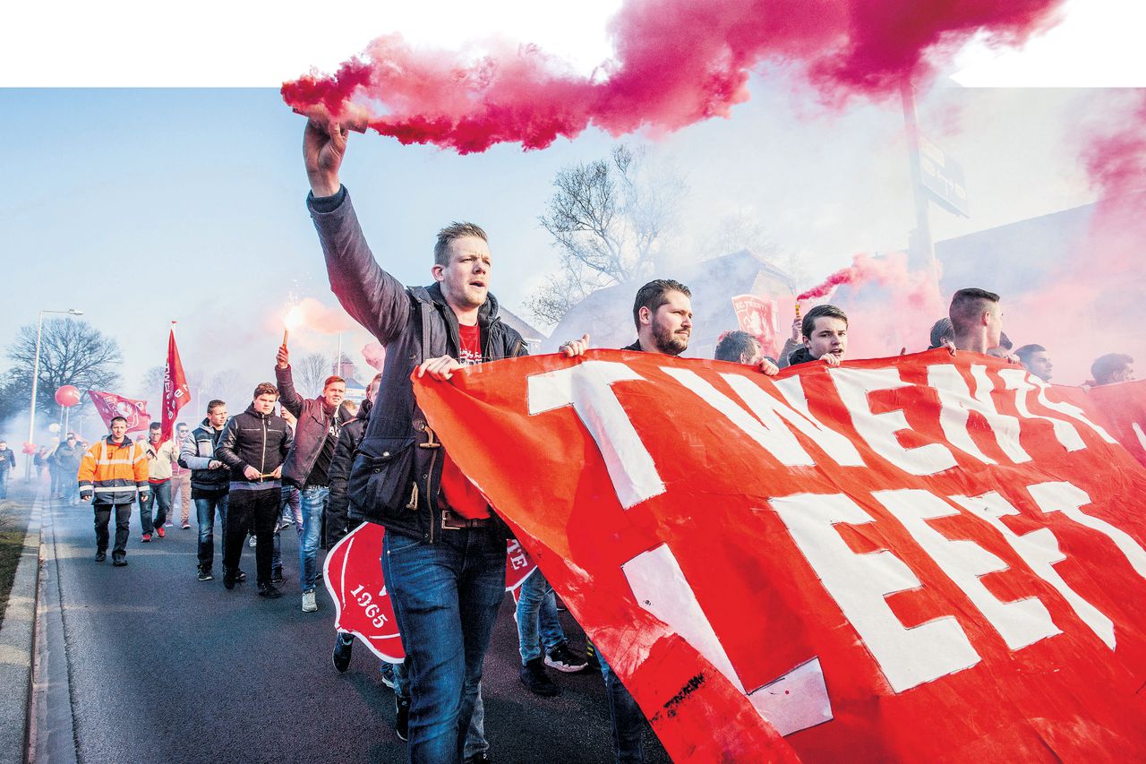 Op zaterdag 12 maart gingen duizenden supporters van FC Twente de straat op om hun club een hart onder de riem te steken.