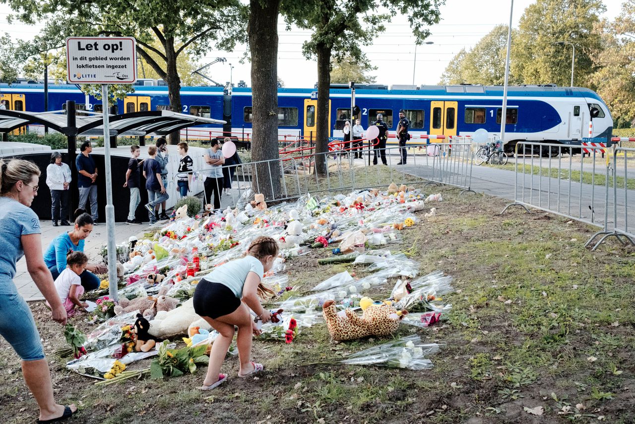 Mensen leggen bloemen nabij station Oss-West in verband met het ongeluk met een Stint afgelopen september.