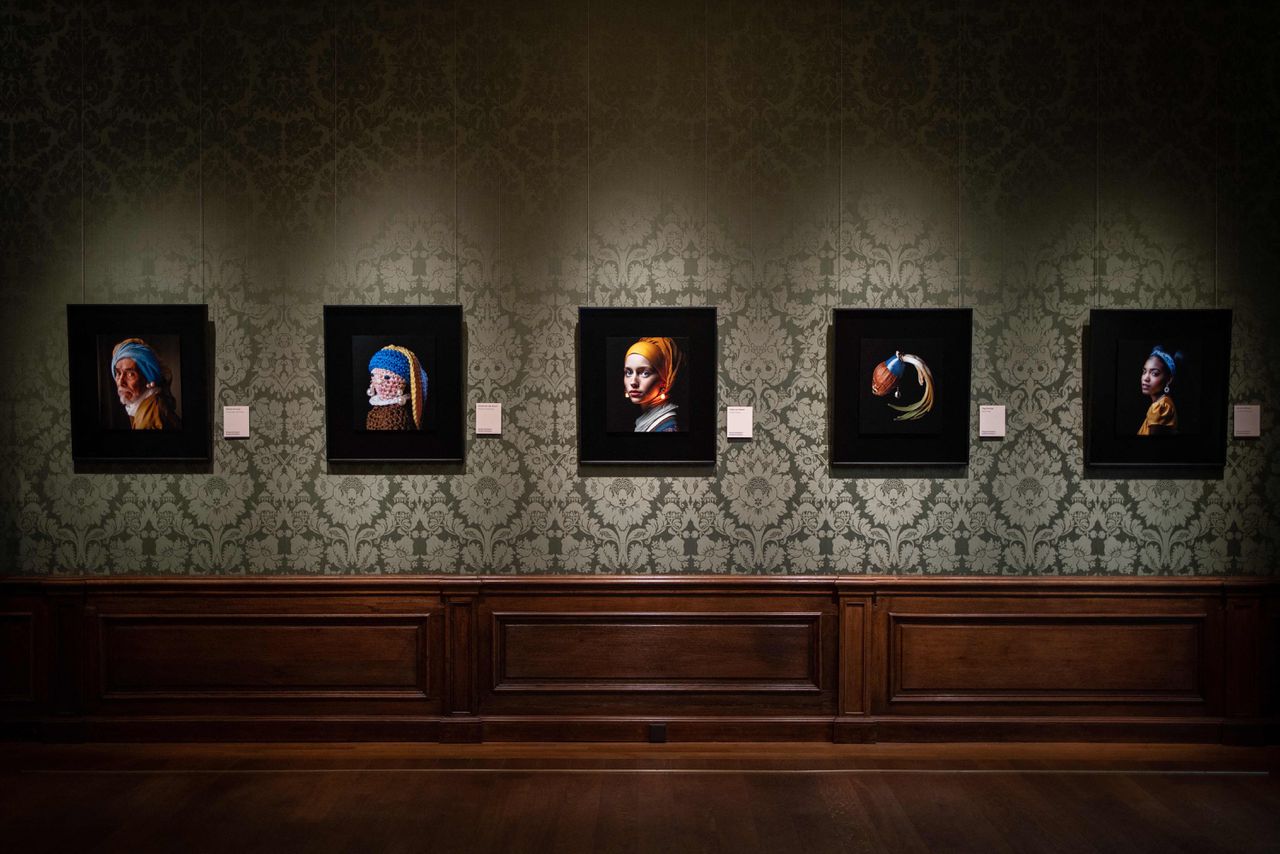Vijf op Johannes Vermeers Meisje met de parel geïnspireerde werken in het Mauritshuis. Het middelste is een door Julian van Dieken met AI gemaakt digitaal kunstwerk.