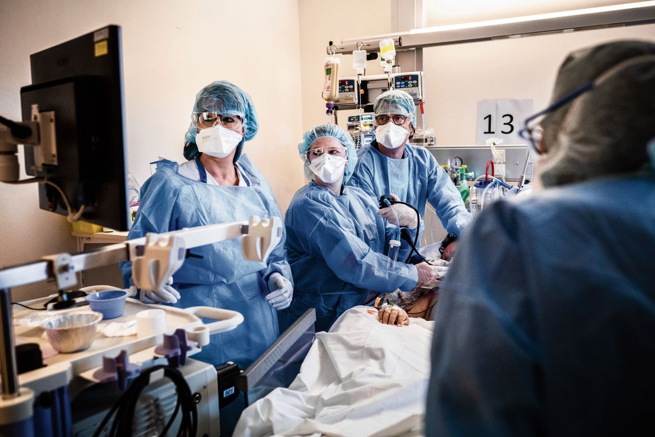 April 2020: zorgpersoneel op de corona-IC in het Wilhelmina Ziekenhuis in Assen.