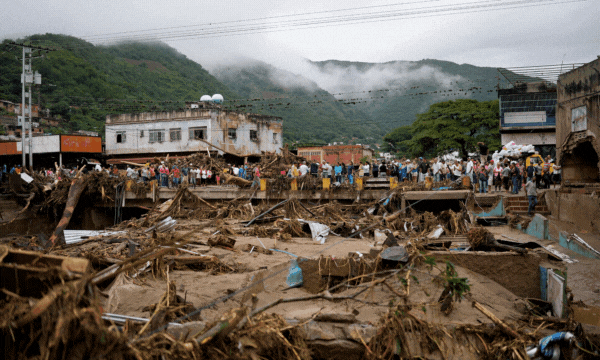 In het overstroomde gebied in Noord-Venezuela zoeken reddingwerkers naar vele vermisten 