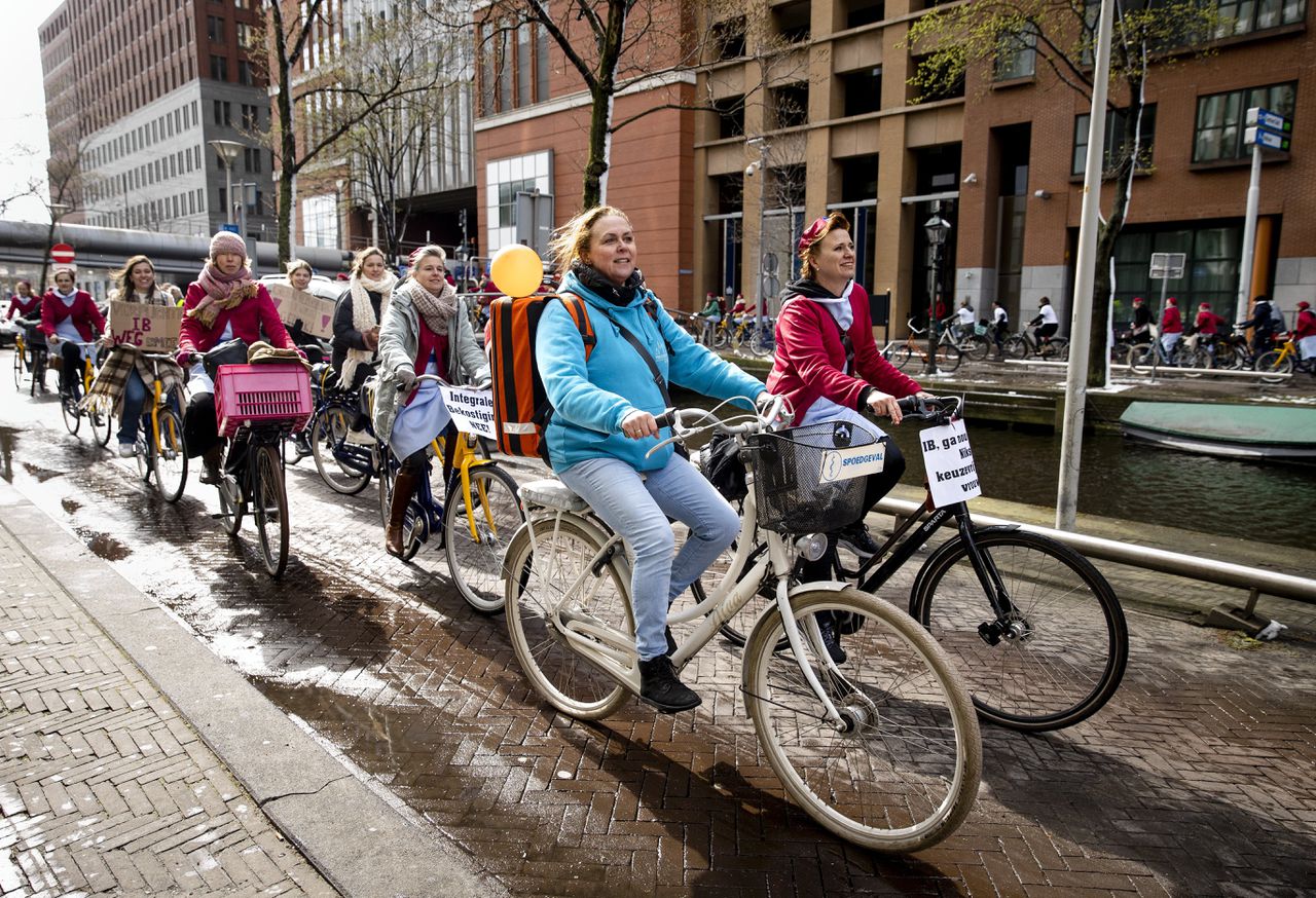 Verloskundigen demonstreren al fietsend op 1 april bij het ministerie van Volksgezondheid, Welzijn en Sport.