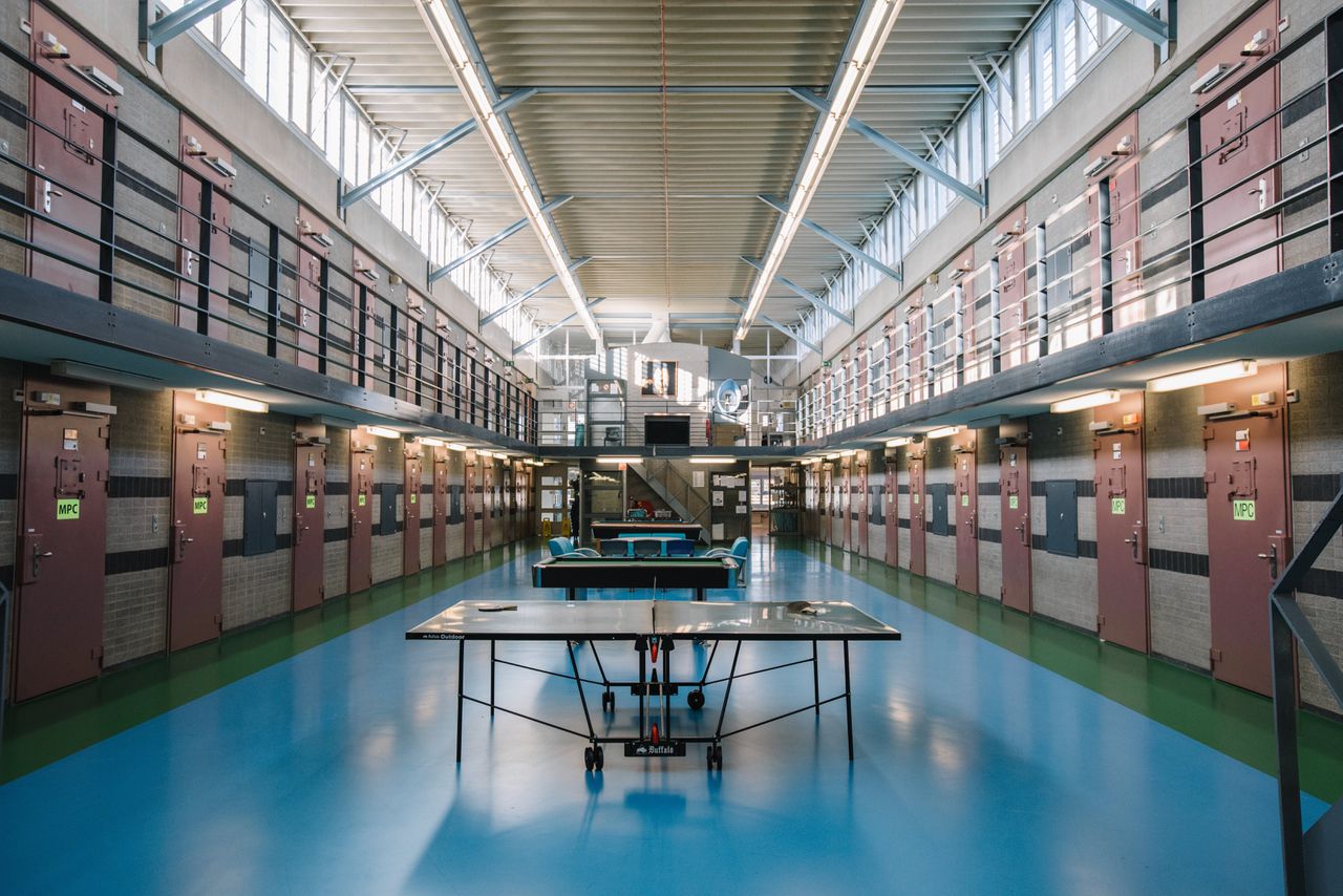 In penitentiaire inrichting De Karelskamp in Almelo is geen bezoek meer toegestaan, werk en bezoek aan de bieb mag niet meer.