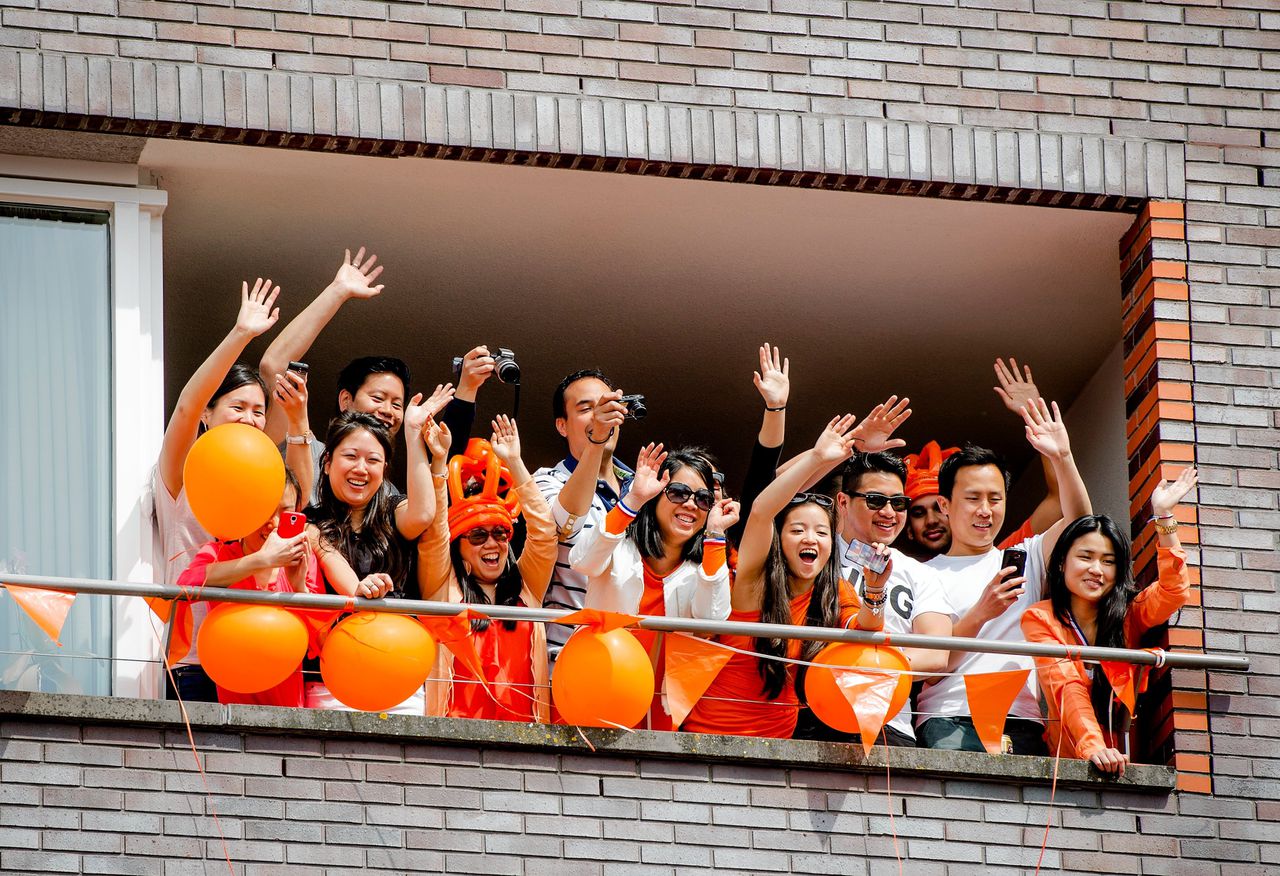 Inwoners van Amstelveen zwaaien naar de koninklijke familie op Koningsdag in 2014.