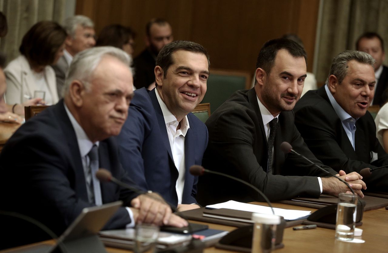 De Griekse premier Tsipras met leden van zijn kabinet, onder wie helemaal rechts Panos Kammenos.