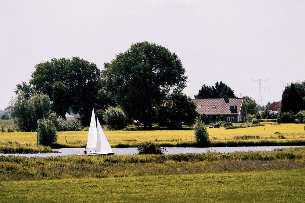 De Grebbedijk, tussen Wageningen en Rhenen, beschermt de Gelderse Vallei tegen het water in de Nederrijn.