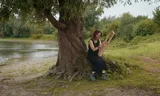 Kate Moore tijdens een improvisatie in de Ooijpolder. 