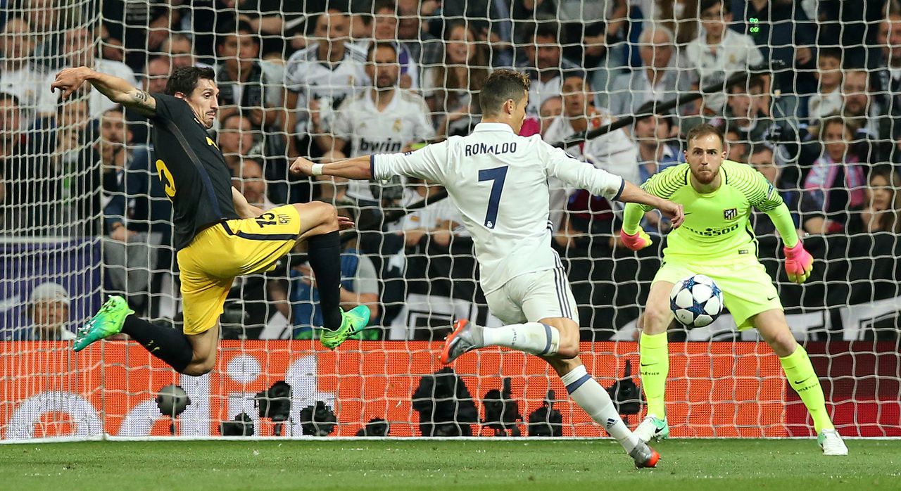 Real wint van Atlético na drie goals van Ronaldo 