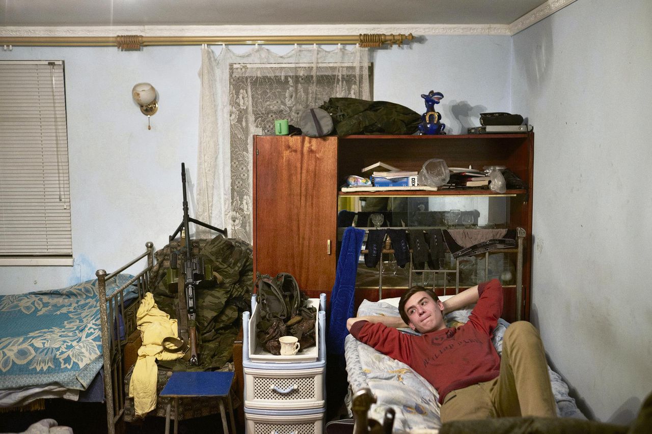 Een pro-Russische rebel in december 2015 in een verlaten huis van Donetskyi, een dorp in de zelfverklaarde rebellenrepubliek van Luhansk in het oosten van Oekraïne.