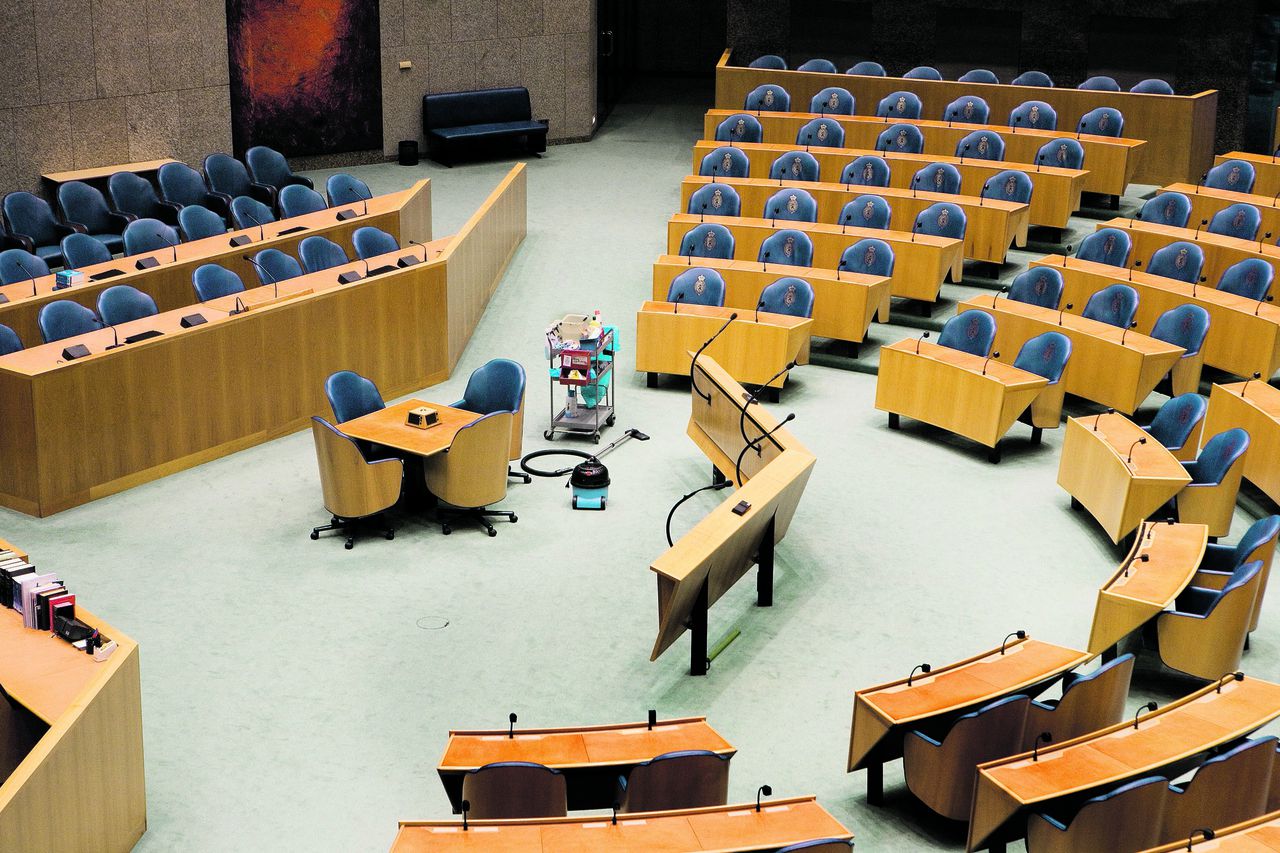 Nederland, Den Haag , 17-9-2008 Tweede Kamer. Algemene politieke beschouwingen na prinsjesdag. Voorafgaande aan de vergadering wordt de plenaire zaal schoongemaakt. Foto Maarten Hartman