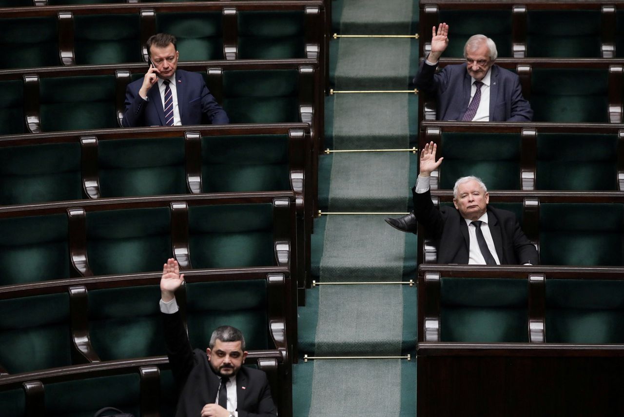 PiS-Leider Jaroslaw Kaczynski (onder rechts) tijdens een stemming in het Poolse parlement eerder deze week.