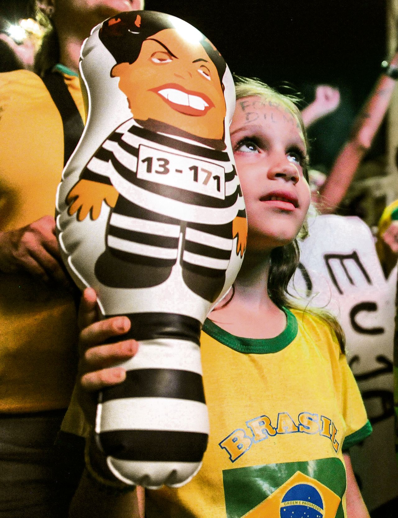 Een klein meisje bij protest tegen Dilma Rousseff in Rio de Janeiro, gisteren. Foto TASSO MARCELO/ AFP