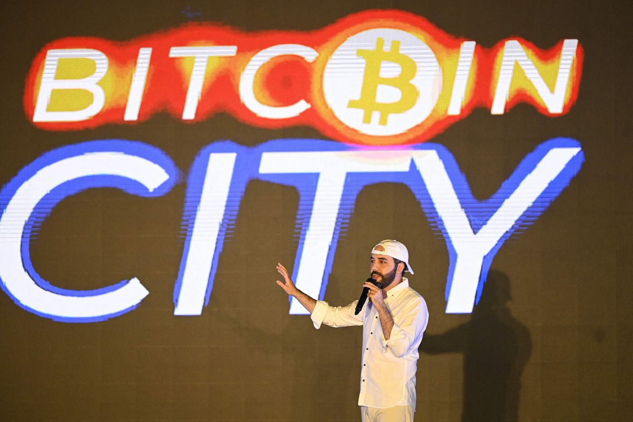 President Nayib Bukele van El Salvador maakte in november de aanleg van Bitcoin City bekend op een Latijns-Amerikaans cryptocongres in zijn land.