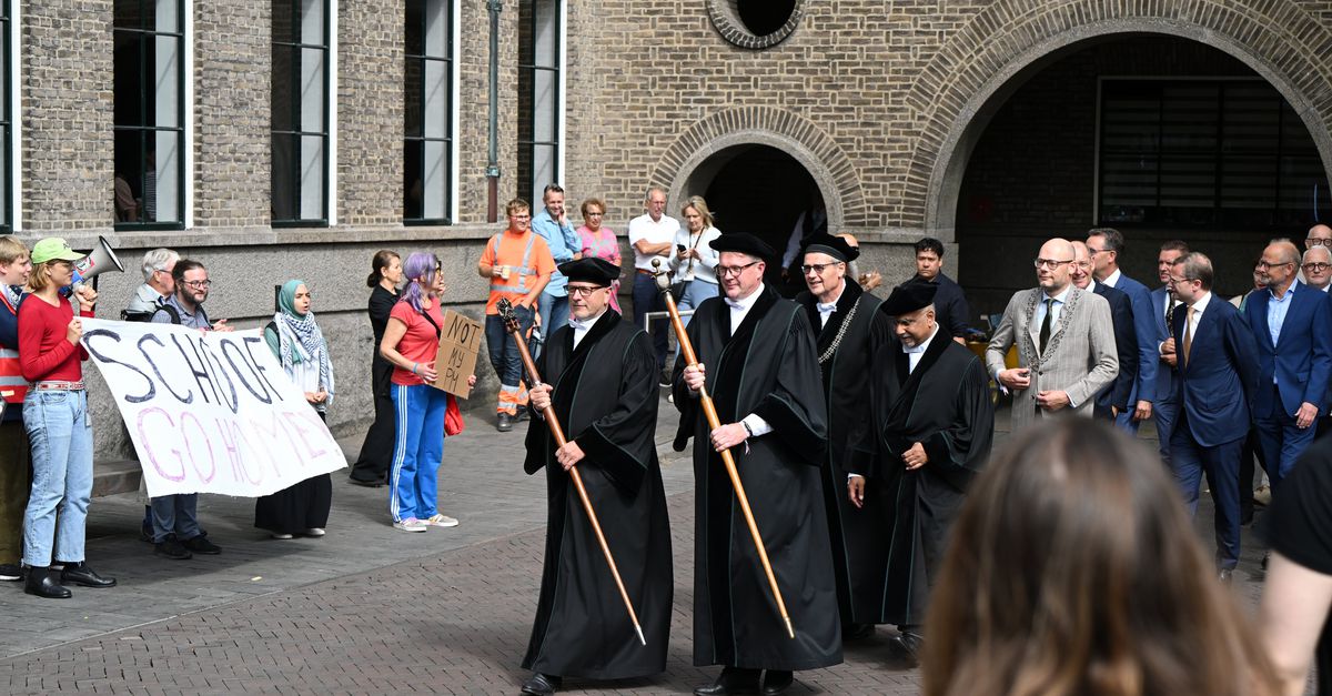 ‘Dick Schoof schande! Bloed aan je handen!’, klinkt het in Enschede tijdens de opening van het academisch jaar