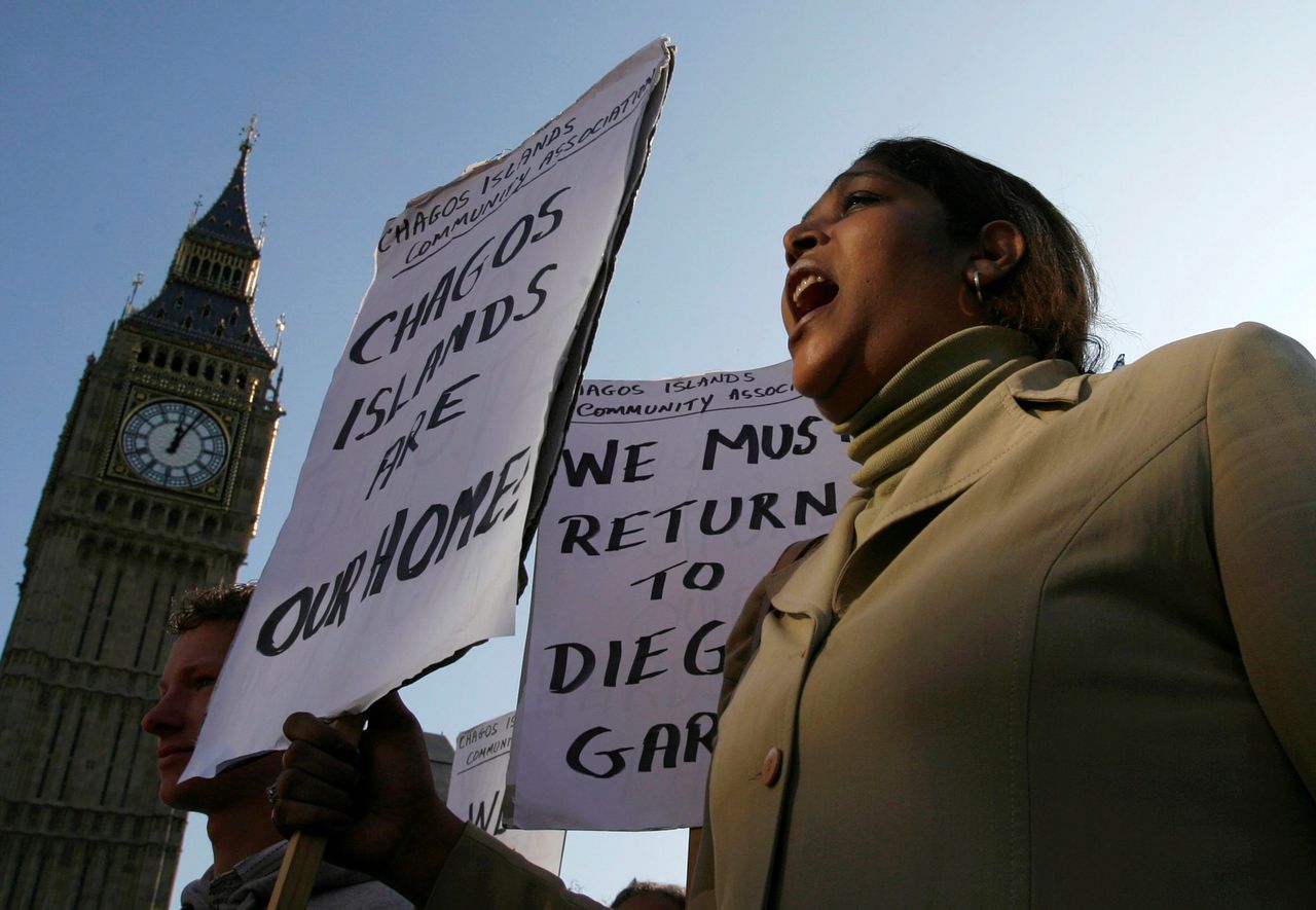 Een demonstrant in 2008 in Londen strijdt voor haar terugkeer naar de Chagosarchipel.