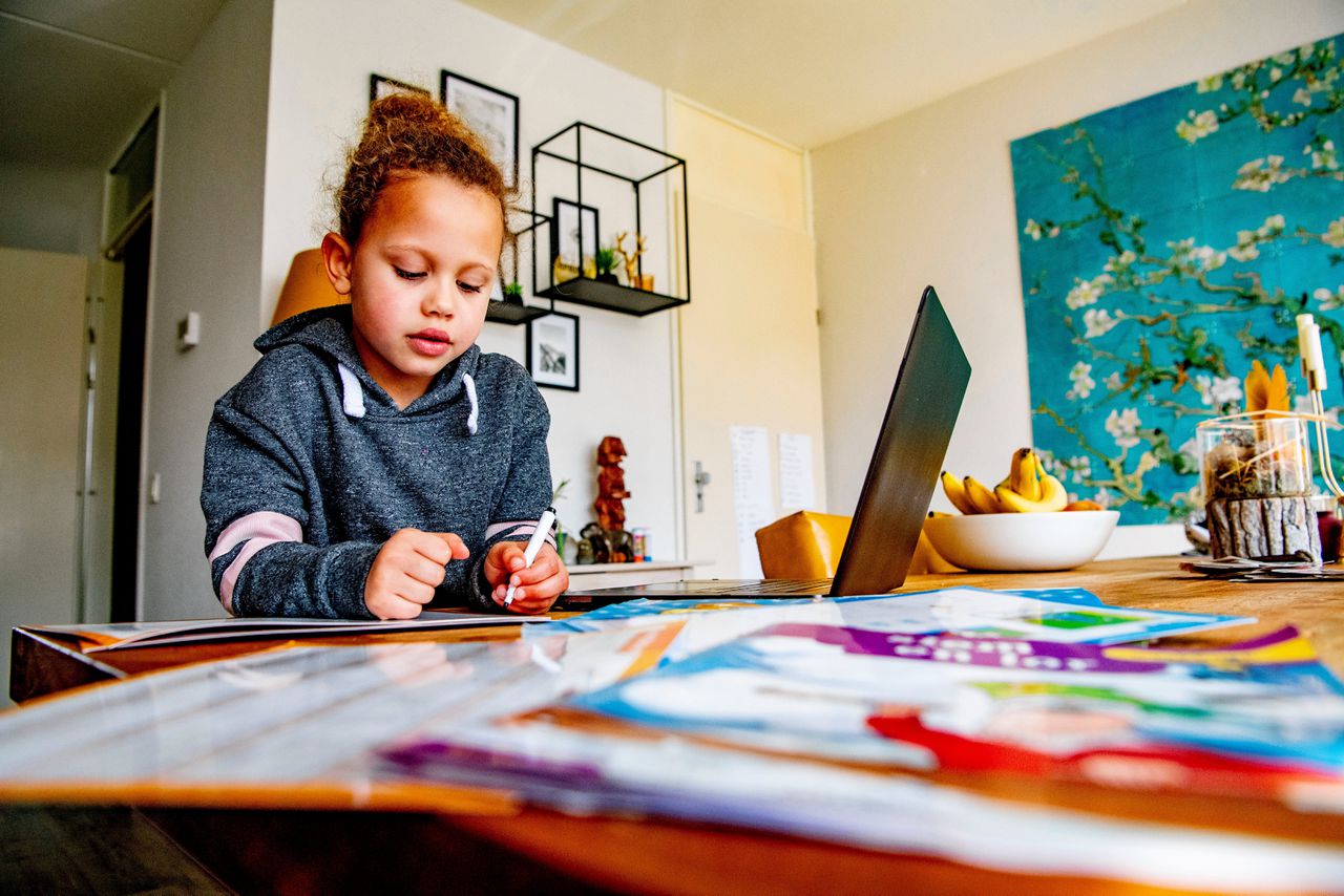 Een 6-jarig meisje uit Leidschendam maakt via internet haar schoolopdrachten. Niet al het online onderwijs is effectief.