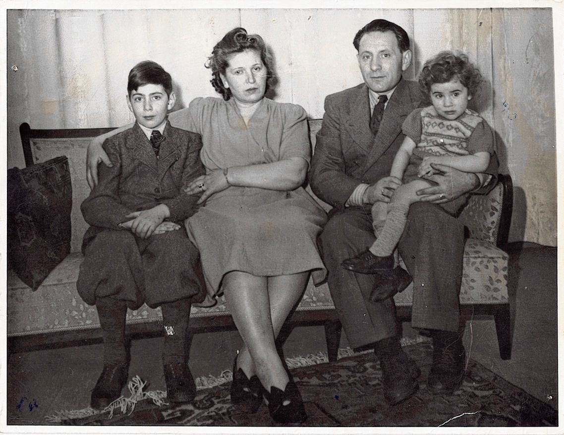 Het gezin Lindwer kort na de oorlog, Willy rechts met krullen.