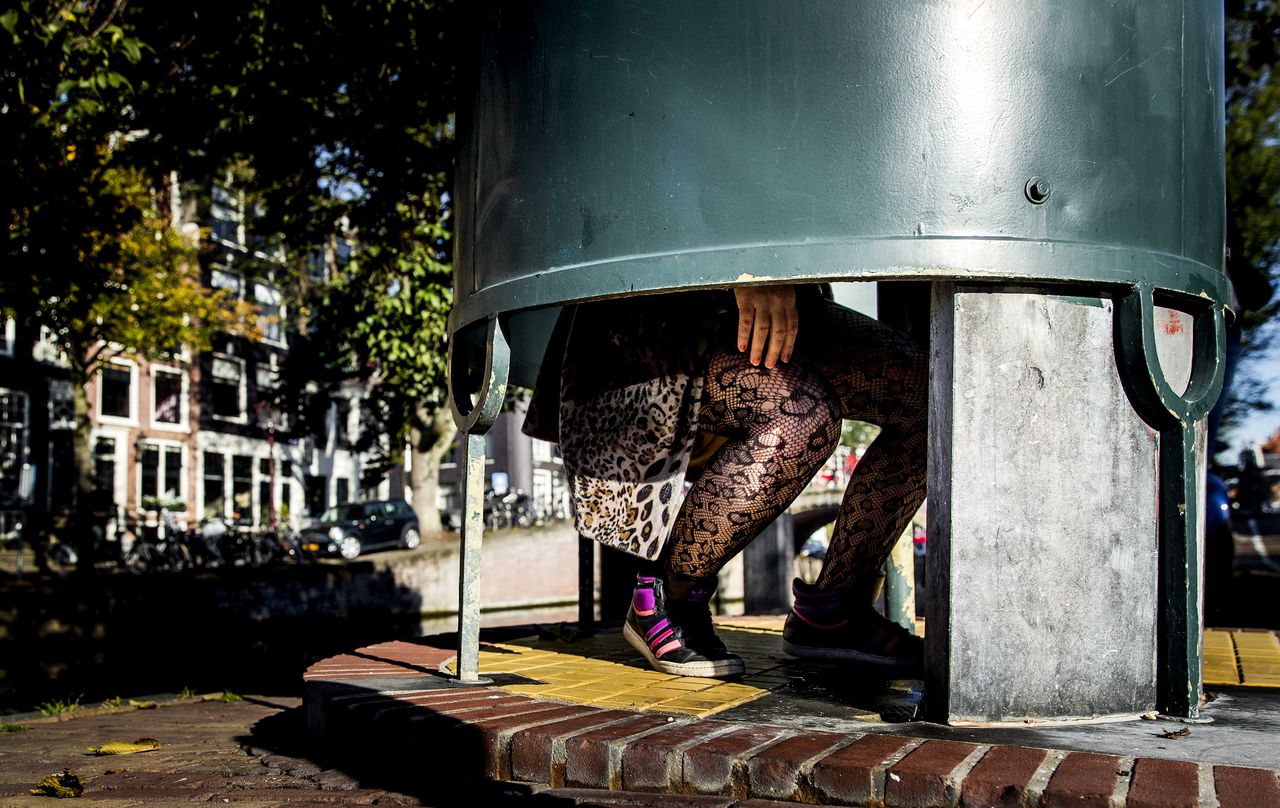 Een vrouw doet mee aan de actie van initiatiefneemster Cathelijne Hornstra tegen urinoirplassen voor vrouwen bij een plaskrul op het Amstelveld. Aanleiding van de actie is de uitspraak van de rechter in de wildplas-zaak tegen Geerte Piening dat vrouwen bij hoge nood ook van het urinoir gebruik moeten maken.