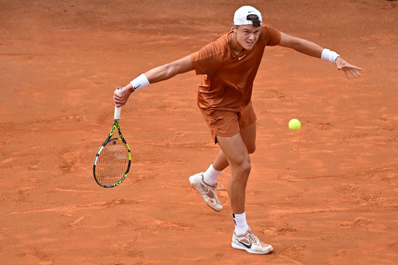 De Deense tennisser Holger Rune tijdens zijn verloren finale in Rome tegen de Rus Daniil Medvedev.